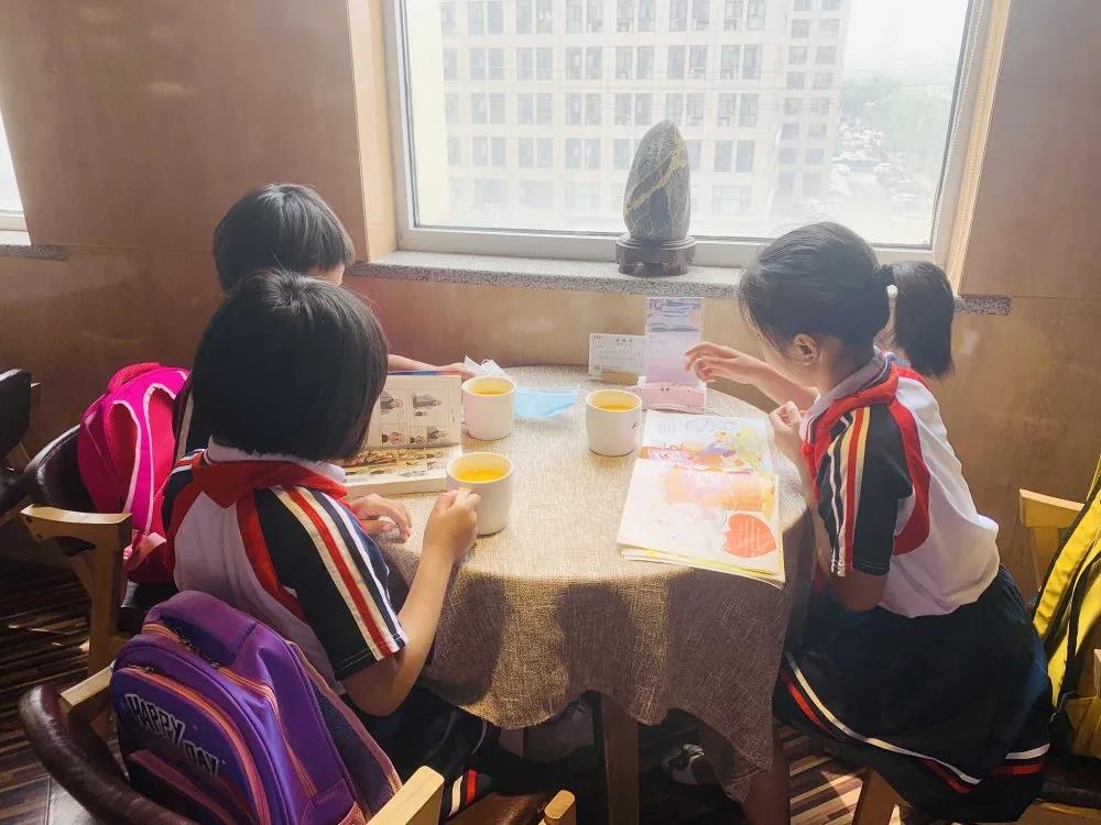 大手牽小手 溫情暖童心 —華百廣場攜手區(qū)婦聯(lián)、肯德基開展六一兒童節(jié)獻(xiàn)愛心活動