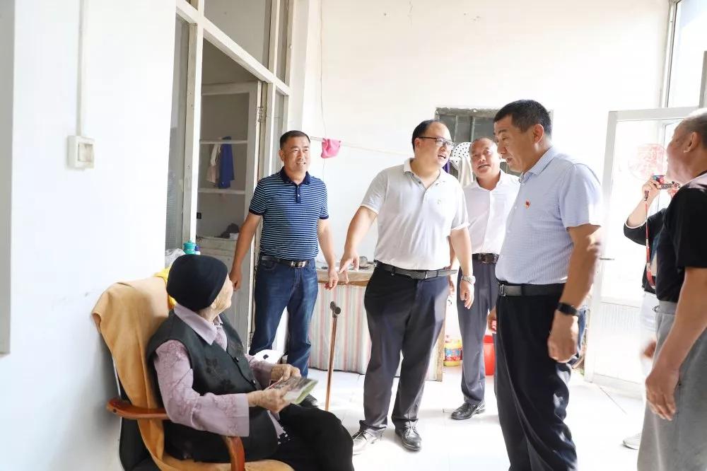 長(zhǎng)田實(shí)業(yè)黨支部書記張勇為老黨員佩戴黨徽 為老人送去祝福