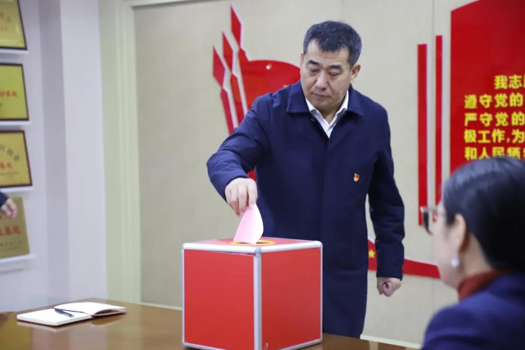 12月2日，長田實業(yè)黨支部在黨員會議室召開黨員大會，討論李少峰等3名預(yù)備黨員轉(zhuǎn)正事宜。濟北開發(fā)區(qū)黨建辦李陽同志、趙亞中同志到會指導(dǎo)。長田實業(yè)黨員、預(yù)備黨員參加會議，黨支部書記張勇主持會議。  