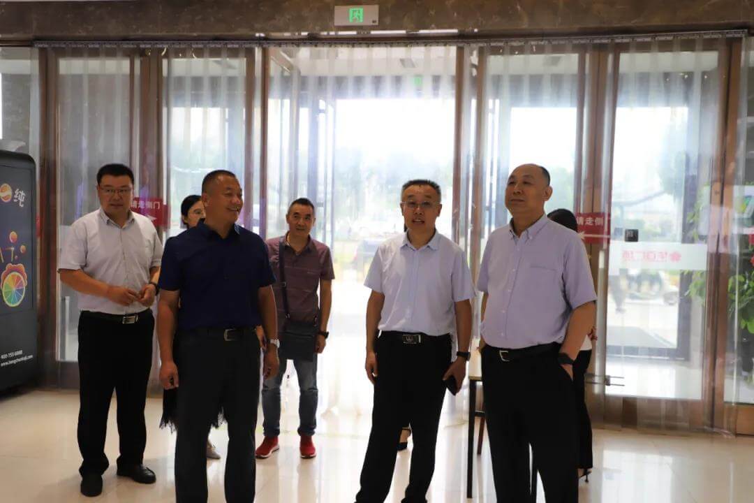 【長(zhǎng)田動(dòng)態(tài)】濟(jì)南市商務(wù)局蒞臨長(zhǎng)田實(shí)業(yè)旗下華百?gòu)V場(chǎng)督查指導(dǎo)創(chuàng)城工作